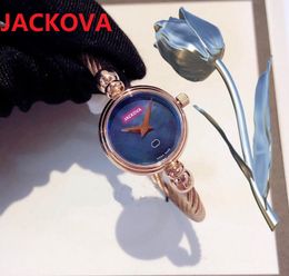 Top Designer Women BEE Reloj de pulsera 25 mm Japón Movimiento de cuarzo Tiempo Dial pequeño ICED Out Hip Hop Pulsera Popular Relojes de calidad superior Chica Reloj damas Regalo de San Valentín