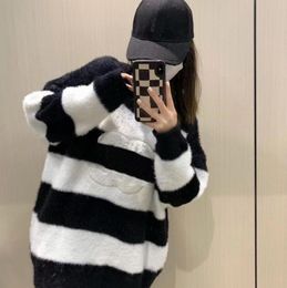 Top Designer Suéter para mujer Gama alta Lujo Confort Cálido Lana Terciopelo C Letra Bordado Rayas blancas y negras Versión suelta S-XL