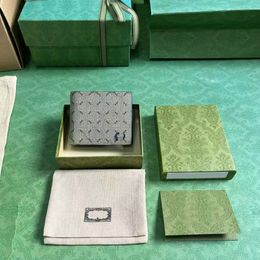 Les meilleurs designers conçoivent des portefeuilles en cuir, des accessoires pour hommes, des portefeuilles en toile classique, un compartiment pour cartes, une pochette pour changer, un compartiment pour billets de banque.