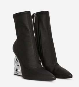 Top Elegant Brand Designer Womens Keira Boots Boots Boots en cuir breveté noir avec charme de chaîne Lollo High Heel Boot Lady Black Walking Shoe EU35-43 avec boîte