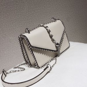 Top elegante luxe dames crossbody tas met geklonken randketen - designer geklonken schoudertas aangeboden door mode handtaswinkel