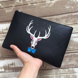 Oben bestickter Hirschkopf. Herren-Clutch mit Reißverschluss und zartem Kalbsleder. Gentleman-Business-Casual-Mode-Herrenhandtasche. Designer-Handtasche für Männer und Frauen