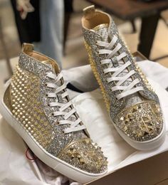 Top Famous Gold Hiny Leather Men Chaussures décontractées Pikes Sneakers Man Femmes High Top Luxury Party Wedding No. Limited Skateborad Walking with Box Fashion 702