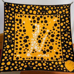 Top marque de mode artiste Yayoi Kusama motif à pois foulard en soie L monogramme de créateur 100% sergé soie femmes 90CM foulard carré 2024 nouveau style