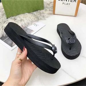 Top Fashion Designer Dames Tongs Simple Jeunes Pantoufles Mocassin Chaussures Adaptées Pour Le Printemps Été Et L'automne Hôtels Plages Autres Lieux sandales