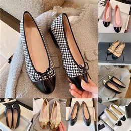 Top modeontwerper Loafers damesjurk chanells schoenen roze beige luxe Paris merk Lady bruiloft zacht lederen dames Chanelsandals ballerina slip op slippers