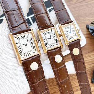 Top Fashion Quartz Bekijk mannen Women Gold Dial Sapphire Glass Lederen Riem Must Polshorge Classic Rectangle Design Ladies Dress Clock 1539