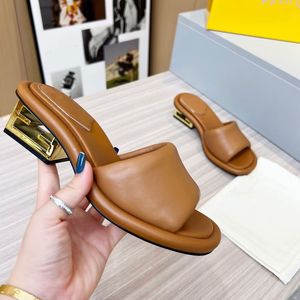 Top FF Baguette Summer Women Beautiful Designer Sandalen Fashion Designer Elegant Low Heel Shoes Casual Comfortabele Soft Beach Slippers 15