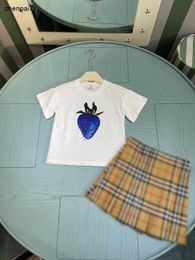 Top Girls Dress Costumes Baby Tracksuit Summer Kids Designer Clothes Taille 100-160 cm Blue Strawberry Match Imprime T-shirt et jupe 24april