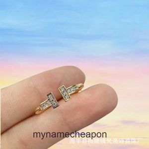 Top Grade Designer-ringen voor dames Tifancy V-Gold Double T Three Diamond Ring CNC High-End Hand Set Diamond Looks zo mooi textuur Origineel 1: 1 met echt logo