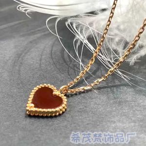 Fanjia High Version de haut niveau Love Red Agate Rose Rose Gold Collier S925 STERLING Silver Classic Heart Ensemble de chaîne de cols de cols de pendentif en forme de coeur