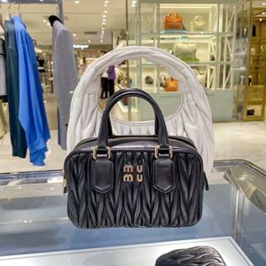 poignée supérieure Miumiu Matelasse sac à bandoulière bowling Miu Hobo sacs à main fourre-tout de luxe Womens Man Designer portefeuille sac à main bandoulière Pochette en cuir véritable sacs carrés décontractés