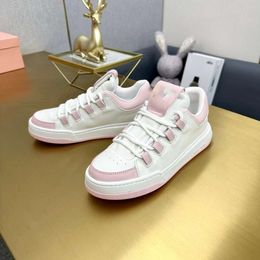 Top hoogwaardige mm casual schoenen miumiuu sneakers voor heren dames zwart witte roze mode trainers lichtgewicht link-embossed enige sportmannen sneakers 7e1