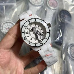 Neutraal horloge van topkwaliteit, twee stijlen, zwart witte wijzerplaat, 33/38 mm keramische kast, quartz uurwerk