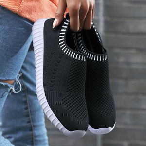 Top haute qualité femmes chaussures de sport femme volant 2021 printemps et été décontracté respirant noir blanc rouge gris maille femmes étudiants en cours d'exécution