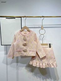 Top Kids Designer Designer Autumn Girls Dresses Suites Maat 110-160 Pearl Flower Button Decoratie Cardigan en kanten rok dec10