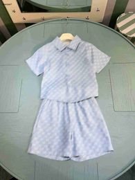 Top Kids Designer Vêtements Baby Tracksuit Polo Collar Cardigan Set Taille 90-150 cm Blue Sky Shirt Short et Shorts 24april
