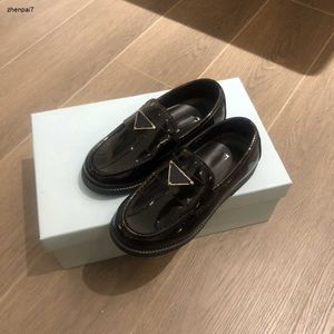 Top Kids Lederen schoenen Slip-on Designer Babyschoen Maat 26-35 Doosverpakking Geometrisch Logo Decoratie Boy Girl Sneakers Nov25