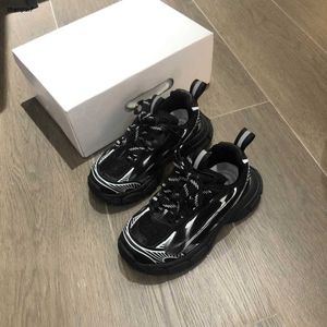 Top Kids Running Shoes Black Baby Sneakers Maat 26-35 inclusief dozen vetermeisjes jongens Dikke Soled Shoes Jan10