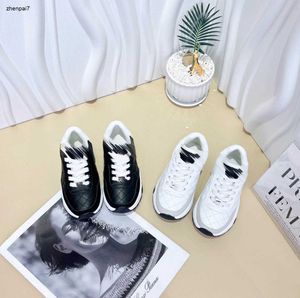 Top Kids Shoes Designer Baby Sneakers tamaño 26-35 que incluye cajas en blanco y negro Design de color contrastante Niñas zapatos para niños Jan20