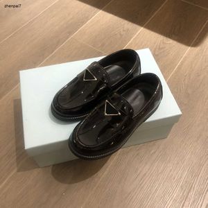 Top Kids Shoes Meerdere stijlen Baby Sneakers Maat 26-35 inclusief dozen Shiny Patent Leather Boys Formele schoen Dec20