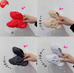 Top Zapatos para niños Slide Foam Runner Zapatilla Niños Niñas Zapatillas de diseñador Zapato negro Zapatillas de deporte para niños pequeños Niños Moda para niños Gris