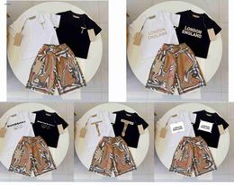 Top Kids Tracksuits Cotton Baby T-shirts Taille de costume 100-150 Logo Impression ronde manches courtes et shorts à carreaux kaki janvier 20 janvier