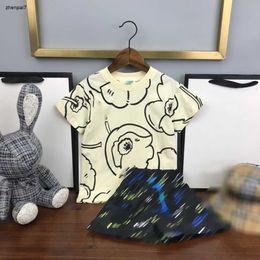 Top Kids Tracksuit Créateur Baby Clothes Sumy Cost Taille 100-160 cm 2PCS LIGNE T-shirt de fleur et lettre de logo diagonale Shorts juin12