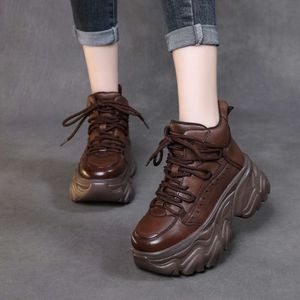 Couche supérieure en peau de vache papa chaussures 2023 automne nouvelles chaussures montantes en cuir gâteau éponge chaussures à semelle épaisse hauteur augmentant les chaussures décontractées pour femmes