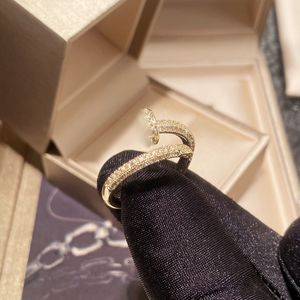 Bague en céramique de haut niveau pour hommes et femmes, bague en diamant en forme d'ongle, créateur de mode, lettres extravagantes, bijoux pour femmes et hommes, bagues de promesse de mariage, cadeau de bijoux