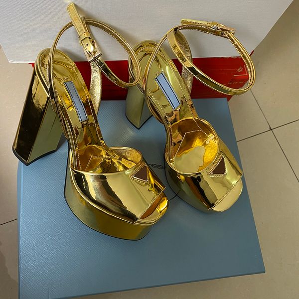 Sandalias de cuero con espejo dorado Bomba de plataforma con punta abierta de seda real Sandalias gruesas de tacón alto Zapatos formales de diseñador de lujo para mujer de 140 mm Zapatos de fábrica de noche