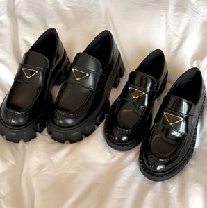 Mocassins de créateurs femmes chaussures habillées designer décontracté monolithe triangle logo plate-forme chaussures de gâteau dames chaussures en cuir talon bas en cuir verni talons hauts sandales noires