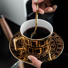Top de tasse à café de haute qualité de style Lux Ins Set en céramique Vintage Mug Restaurant Hôtel Christmas Bone-China Tass Gift Boîte