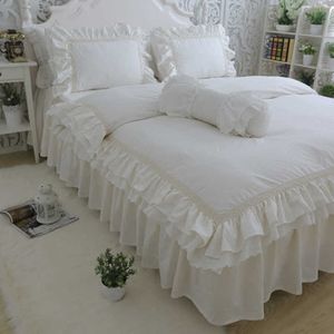 Juego de cama de lujo superior tamaño queen bordado con volantes funda nórdica de encaje blanco cremoso colcha cama de princesa funda de almohada beige HM-17W 210615