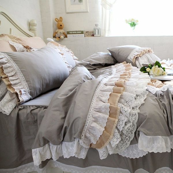 Capas de pastel de lujo superior juego de cama con volantes funda nórdica falda de cama de encaje bordado dormitorio europeo textil elegante funda de almohada venta T200706