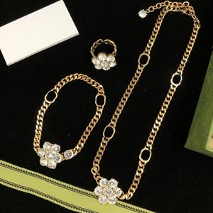 Top Designer de luxe Collier en or 18 carats pour femme Fleur Diamant Design Produits Colliers en laiton Qualité Bijoux de mode Supply275S
