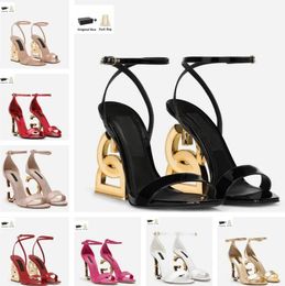 Top de luxe Designer Keira Leather Femmes Sandals Chaussures Baroque D et G-Shaped Talons en carbone plaqué or Wedding Lady Sexy Gladiator Sandalias EU35-43
