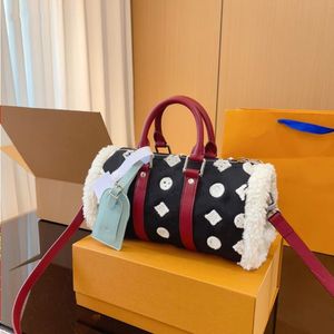 Top luxe ontwerper Lamb Wol Pillow Bag Dames Tote Crossbody Body Make -uptas Turnus Stijlvol en speels 25 cm UFIPK