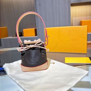 Top Luxe Designer Mini Bucket Bag Pendant Key Chain, Top geïmporteerd PU -materiaal, hardware is geïmporteerd staal, Buckle Ring maakt het kan B CXUW