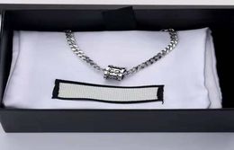 Top collier de créateur de luxe colliers de charme de mode pour hommes et femmes lettre vs pendentif punk hip hop bijoux unisexe tableau de longueur 9889694