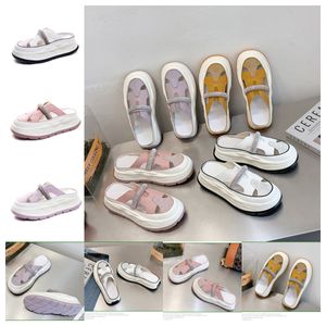 Top Luxury Designer Sandals pour femmes Sandals Slipper 2024 Été Nouveau blanc jaune violet rose épais semelles chaussures plats bas chaussures décontractées paresseuses