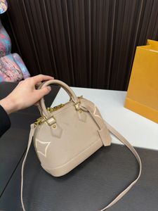 Top Luxury Handbag Designer Shell Sac Femme Femme Crossbody Spother Dinner Tote Gold Metal Hardware Solid Color Color et Purse 24cm