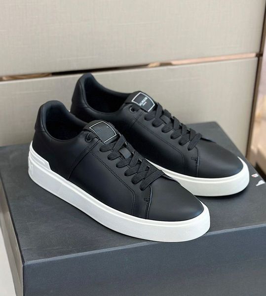 Top Luxury Hommes B-Court Sneakers Chaussures Localiers en cuir lisse blanc noir marine en cuir épais en caoutchouc extérieur robe de fête de fête de fête Walking Eu38-46