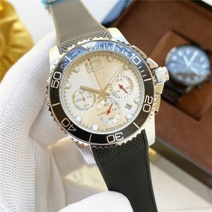 Top luxe herenhorloge klassieke zilveren multifunctionele rennende seconden rubberen band quartz sporthorloges 42mm