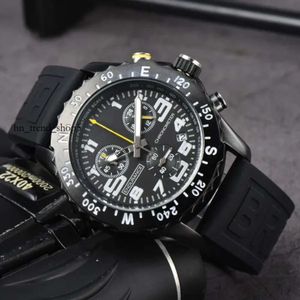 Top Luxury Mens Watch Quartz Endurance Pro Avenger Chronograph 44 mm Montre plusieurs couleurs Rubber Men Men de montre en verre Salles de bracelet 95