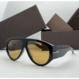 Top Luxury Tom Sunglasses pour hommes et femmes FT Designers Anti Ultraviolet rétro Eyewear Super Star Celebrity Driving Sunglass pour les lunettes de mode avec Box 77 98