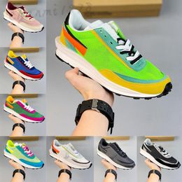 Top Mens Runnin Shoes Hombres Mujeres Malla transpirable negro blanco amarillo Uva Solar Red Chaussures Homme 2021 Neon green Sport Sneaker c33