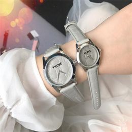 Top Hommes Femmes Lovers Montre 39mm 32mm Boîtier en acier inoxydable complet Horloge Miroir en verre étanche Bracelet en cuir véritable Quartz Mouvement importé Montres-bracelets