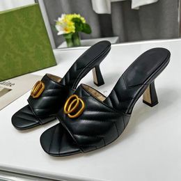 Top pantoufles à talons moyens classique été paresseux designer mode lettre en métal tongs en cuir femmes mariage sexy sandales formelles grandes