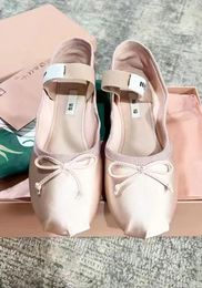 Top mm miui schoenen Paris Ballet Fashion Designer Professionele dansschoenen Satin Ballerinas MM Platform Bowknot ondiepe mond enkele schoen plat sandalen voor vrouwen 89